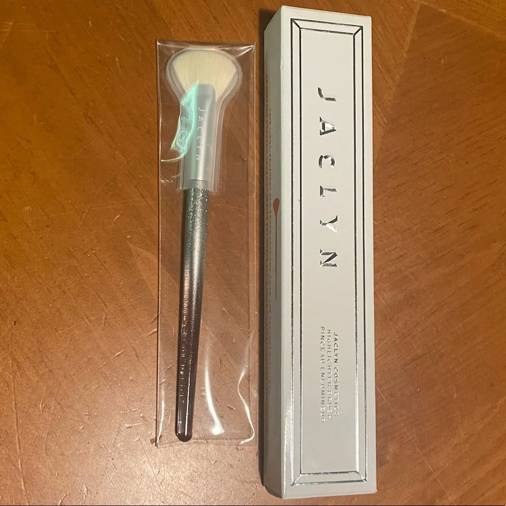 Jaclyn Cosmetics Highlighter Brush